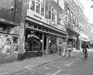 880767 Gezicht op de voorgevel van koffieshop en lunchroom 't Galerijtje (Oudegracht 178) te Utrecht.